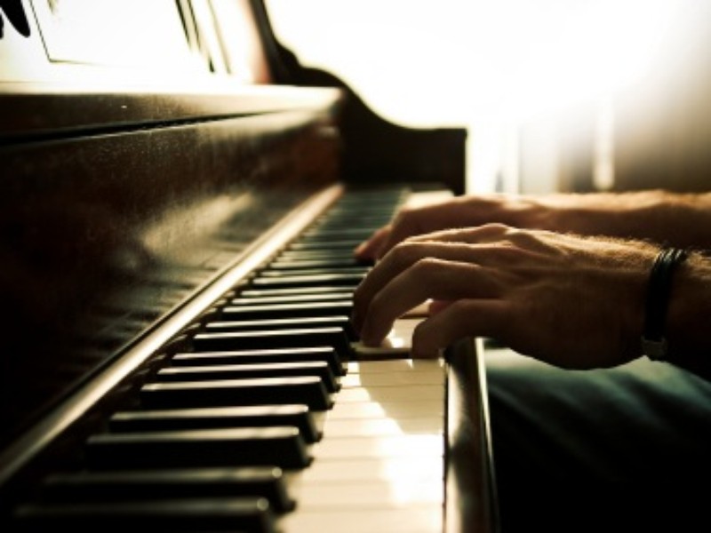 http://dvdvothuat.com/hinh/2015/06/06022239_piano_hands.800w_600h.jpg